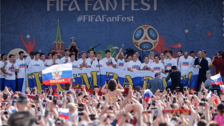 24 тысячи человек пришли поддержать и поблагодарить сборную России в Фан-зону на Воробьёвых горах