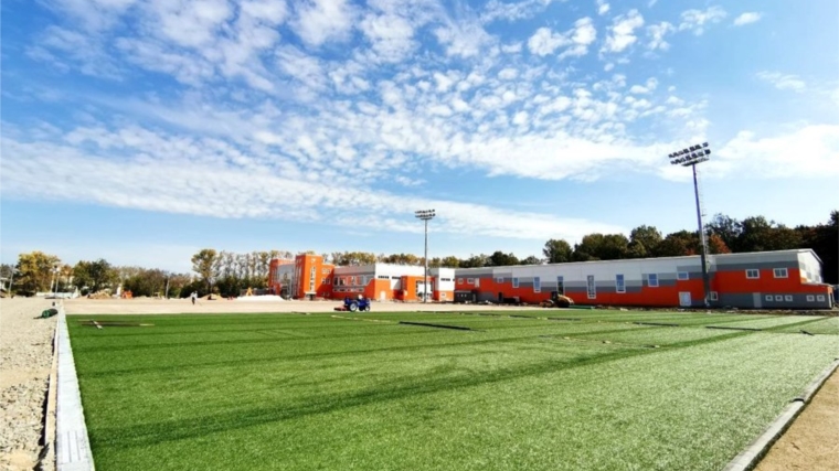 Стадион «Волга»: на футбольном поле идет укладка искусственного газона